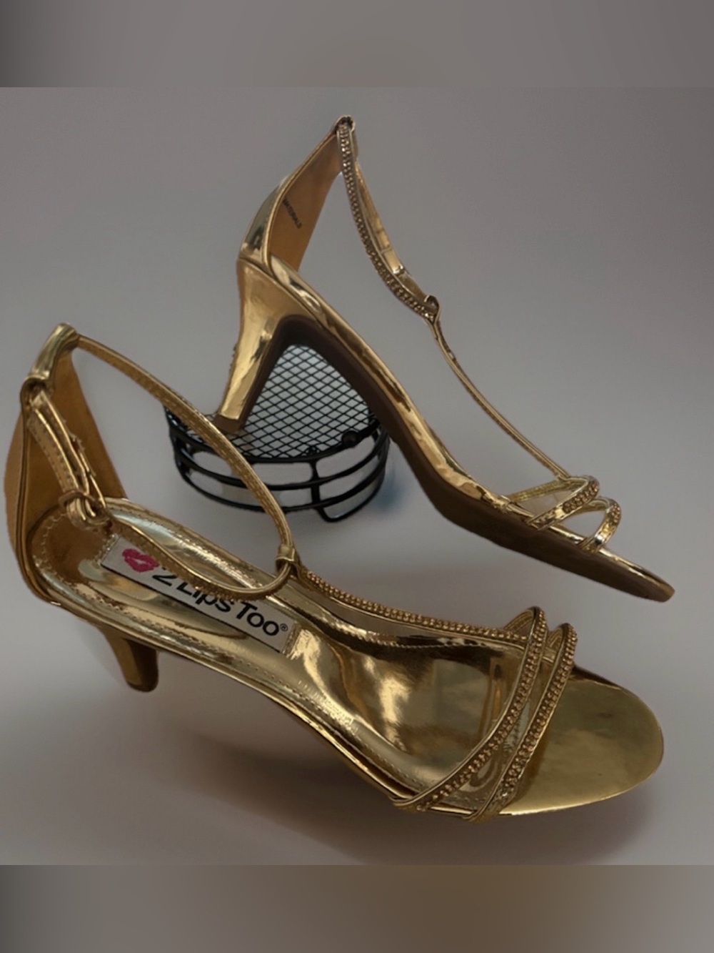 2 Lips Too Metallic Gold Too Ella T-Strap low heel  Sandal like New! Beautiful